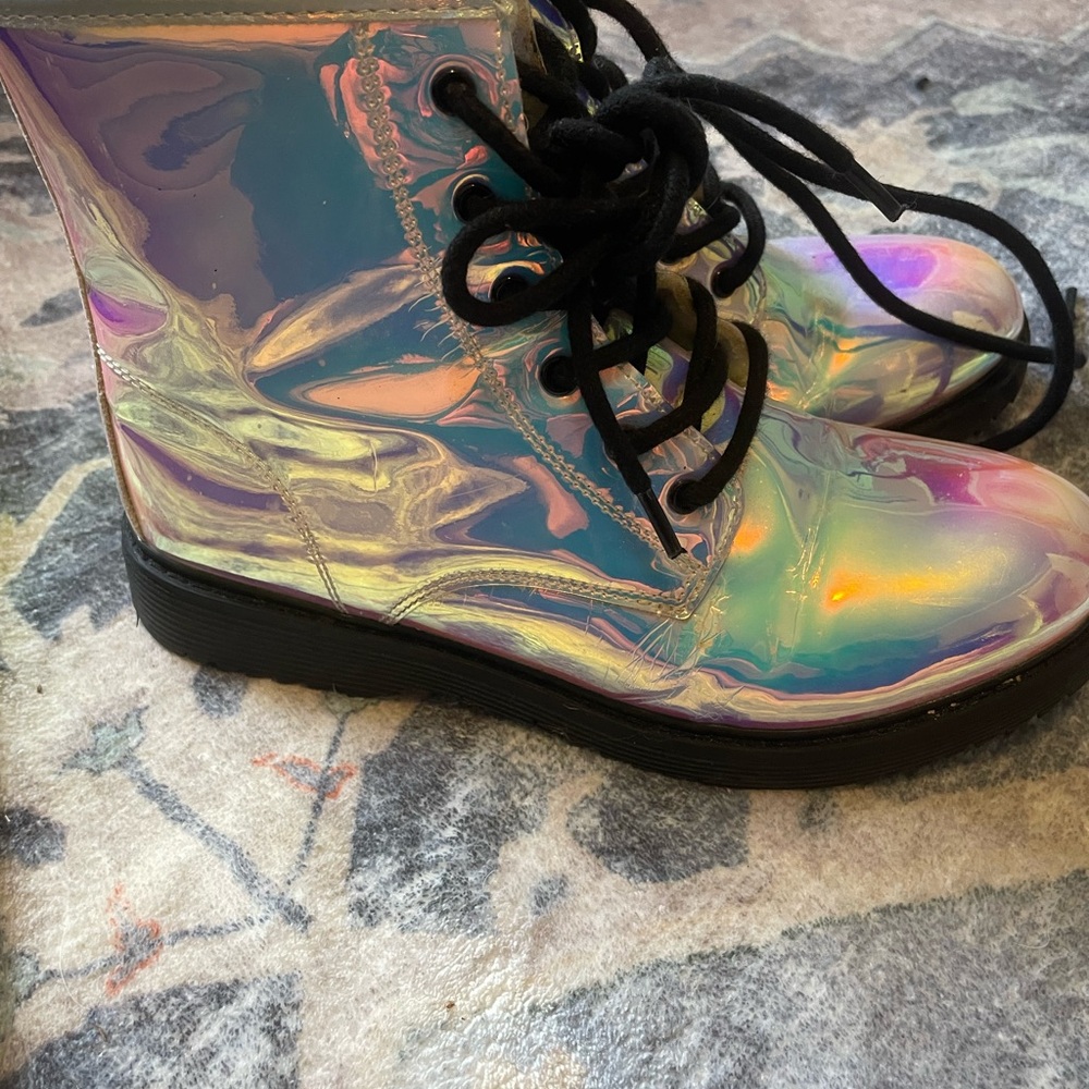Place Iridescent Kids Boots with Black Laces